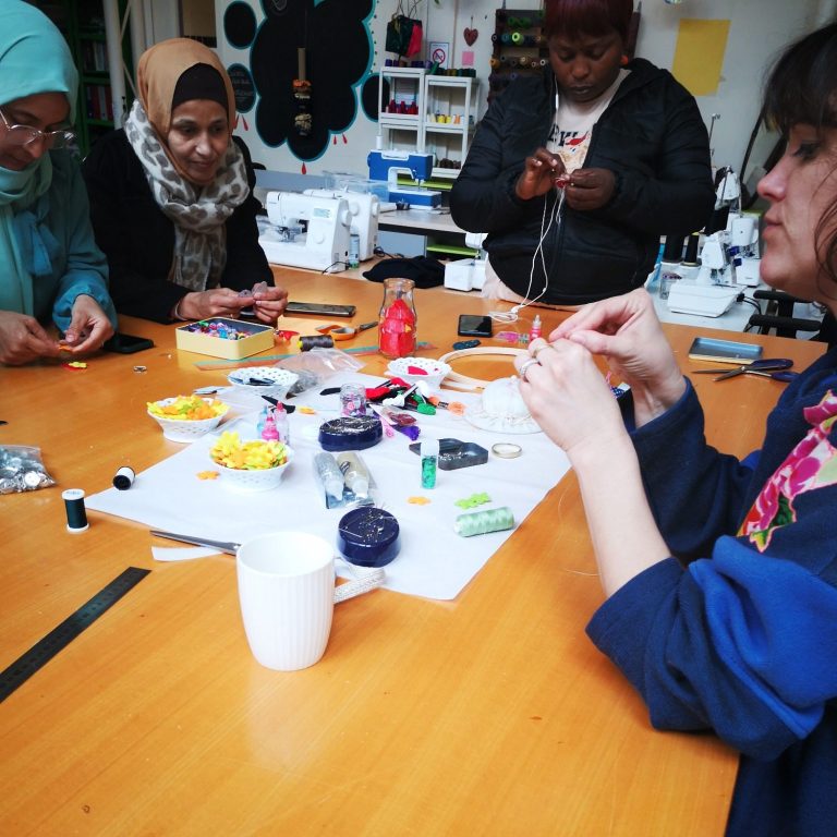 Ateliers emploi association les munitionnettes reemploi femme en difficulté quartiers populaires